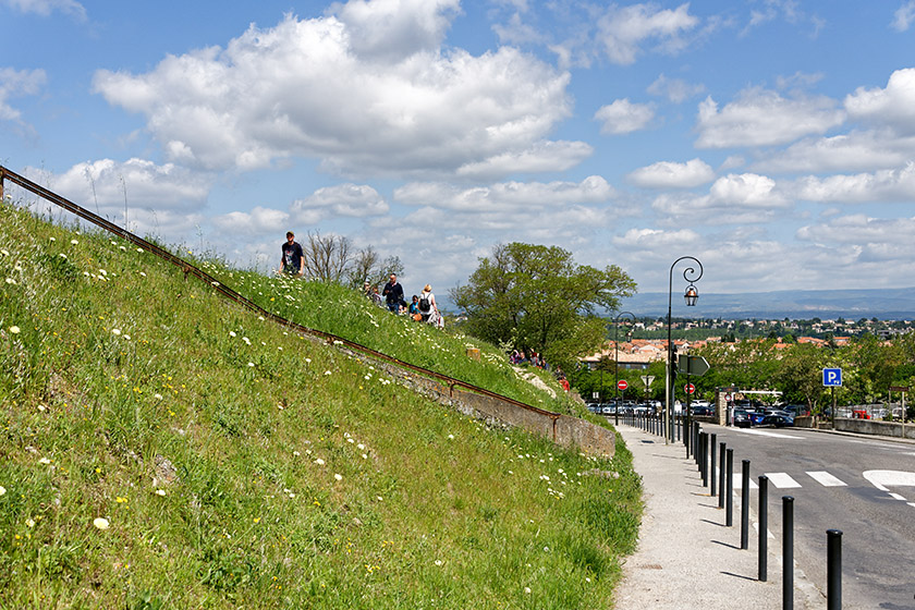 ...before heading down on the 'Rue Gustave Nadaud'.