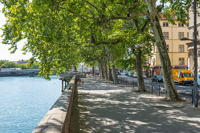 Strolling along the 'Quai Romain Rolland'