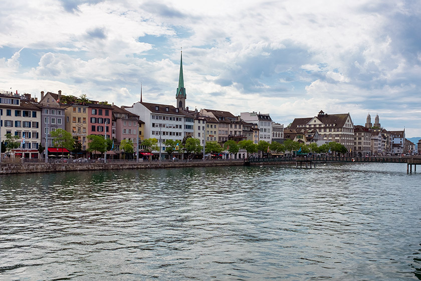 View towards the 'Limmatquai' from the 'Bahnhofbrücke'