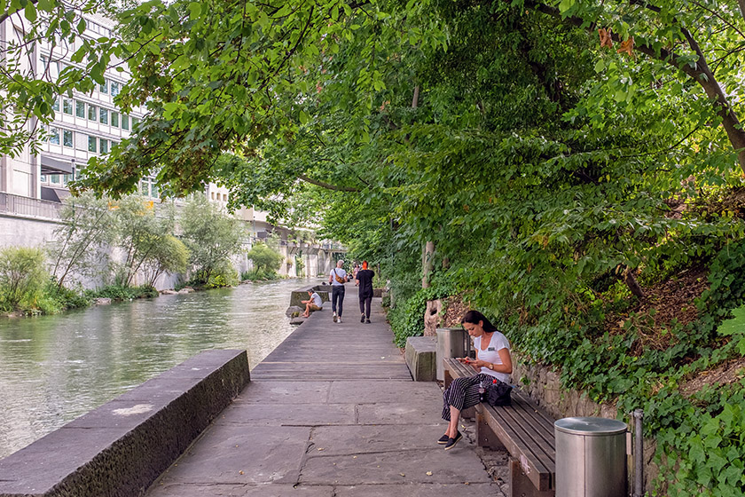 Strolling south along the 'Schanzengrabenpromenade'