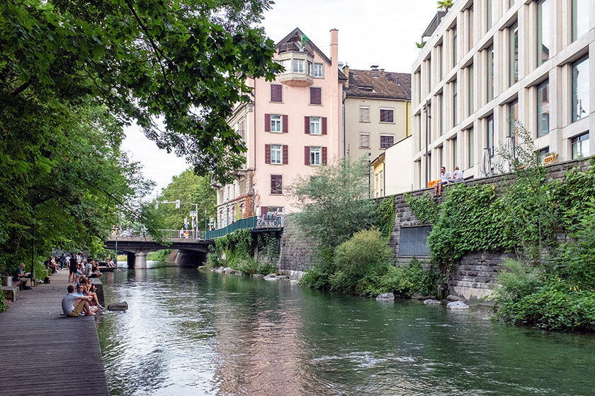 Strolling north along the 'Schanzengrabenpromenade'