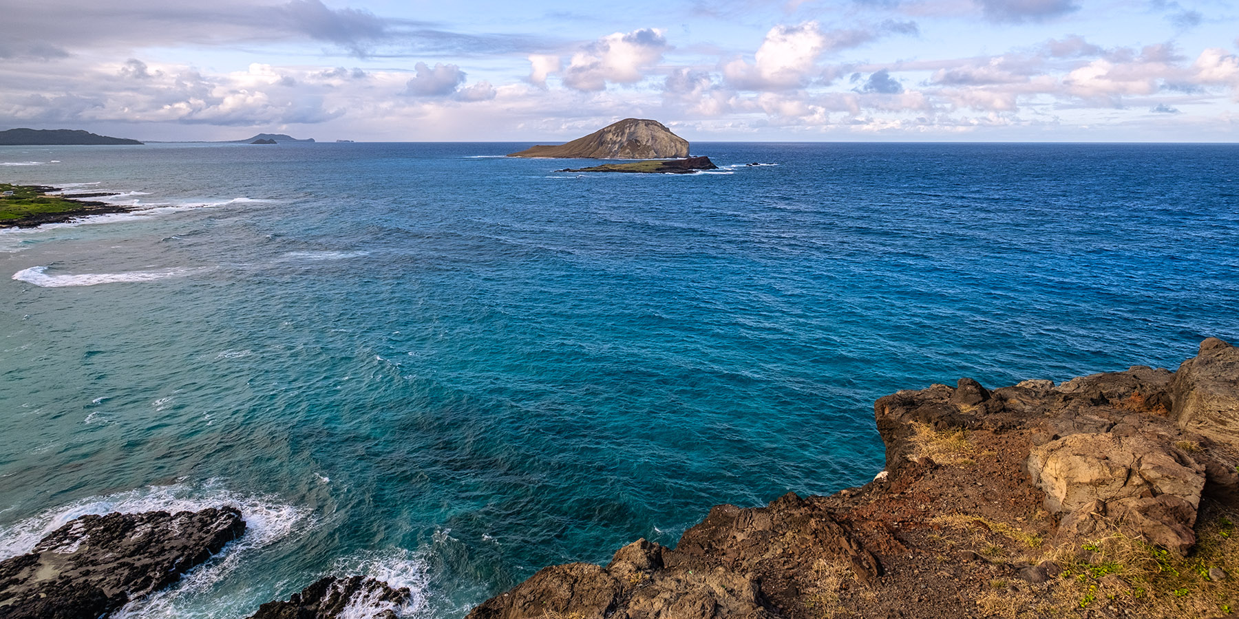 The Pacific Ocean and Mānana Islandseen from the Makapu'u Lookout