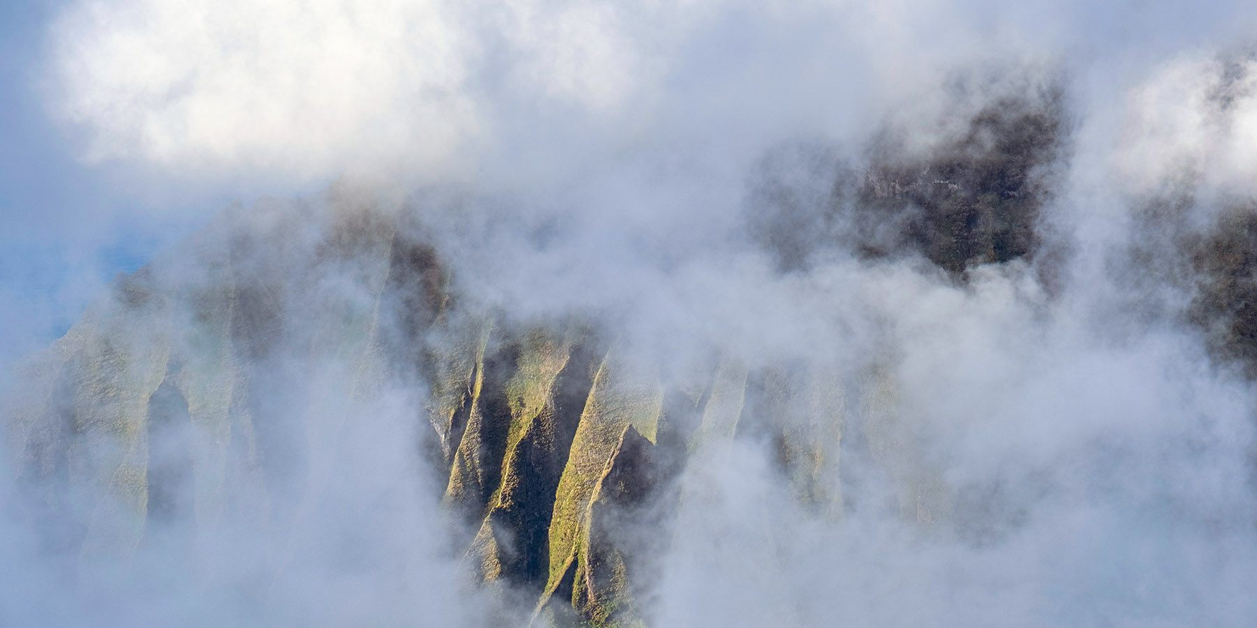 View through patches of fog at Kalalau lookout in Kōke'e State Park