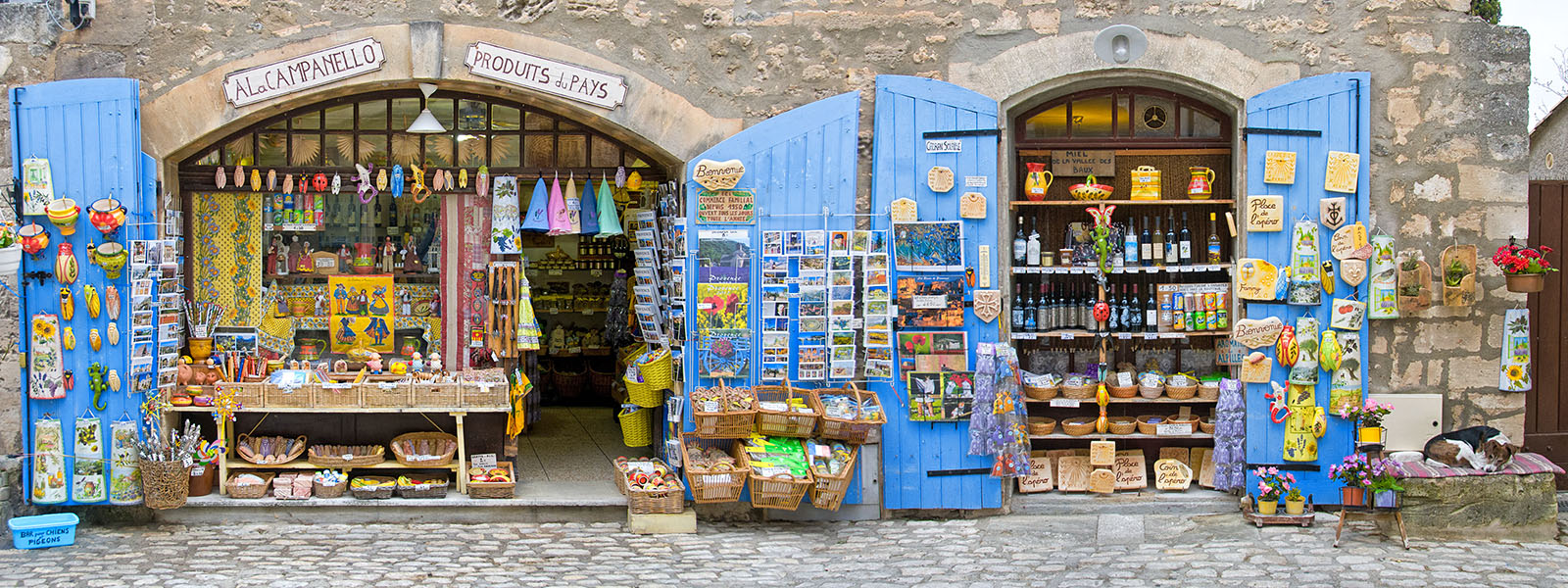 Provençal store (2-image panorama)