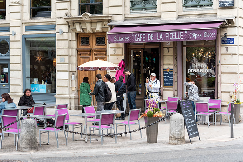 Café on the 'Avenue du Doyenné'
