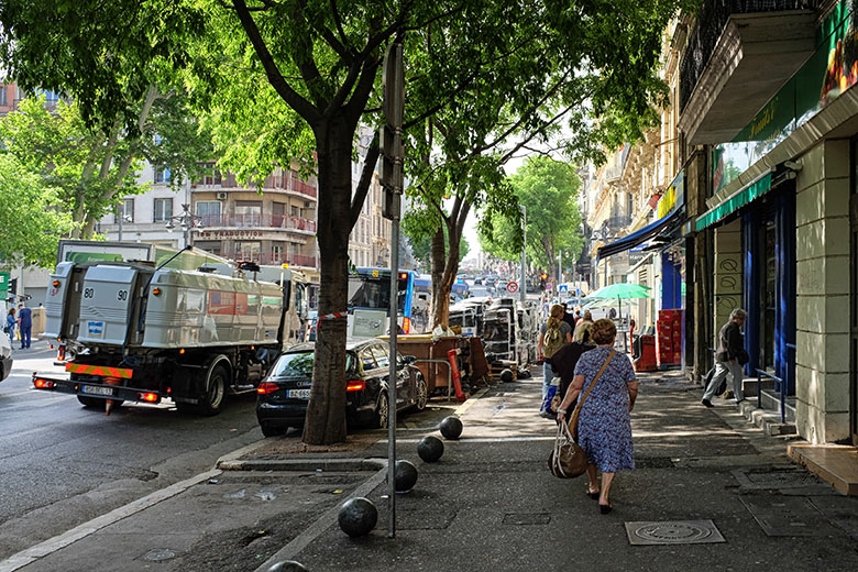 Walking down the 'Boulevard Dugommier'