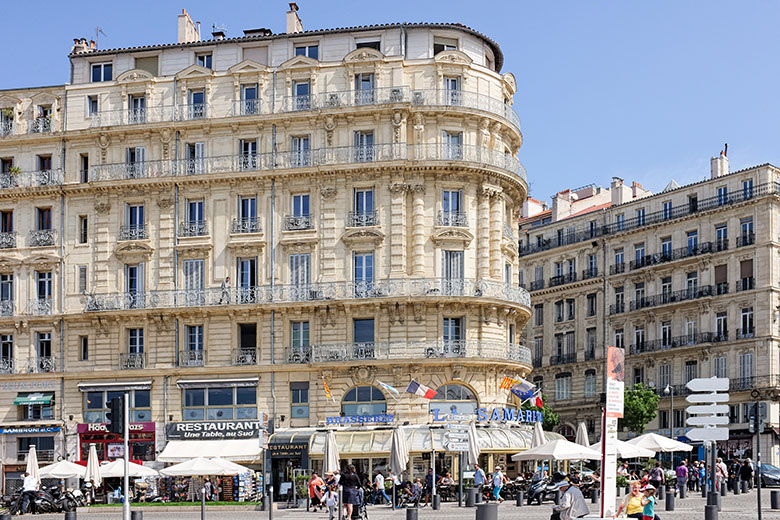 Building by 'Quai du Port' and 'Rue de la République'