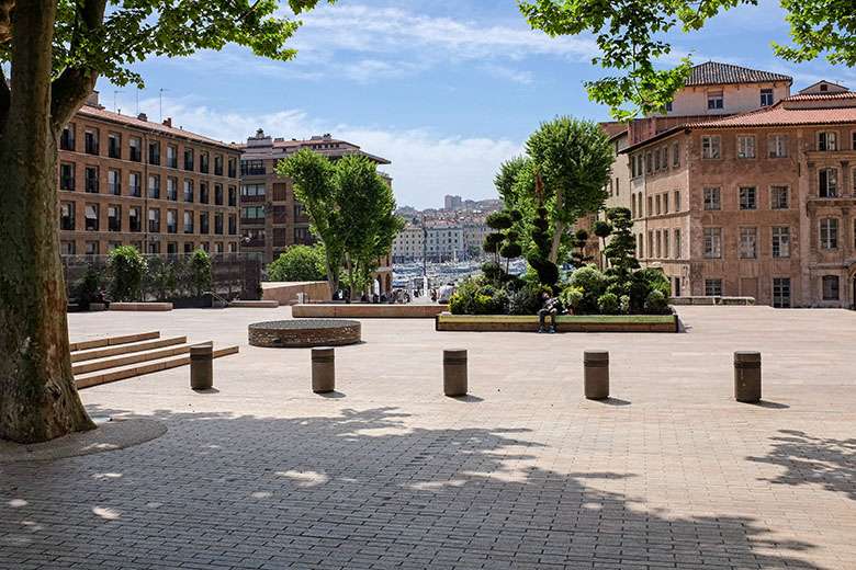 The esplanade between the hotel and the harbor