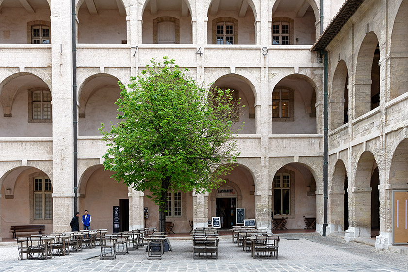 The courtyard of 'La Vieille Charité'...