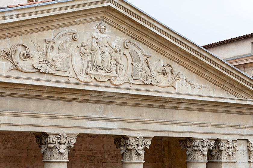 The 19th century frieze of the chapel and the Corinthian columns