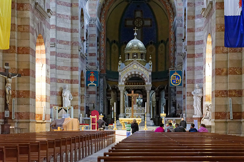 Inside the 'Cathédrale Sainte-Marie-Majeure'