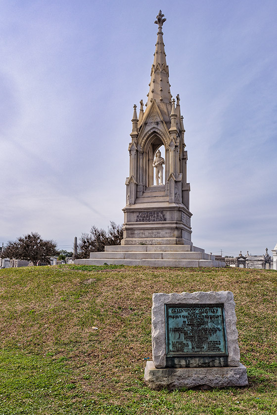 Fireman's statue and Fireman's tomb