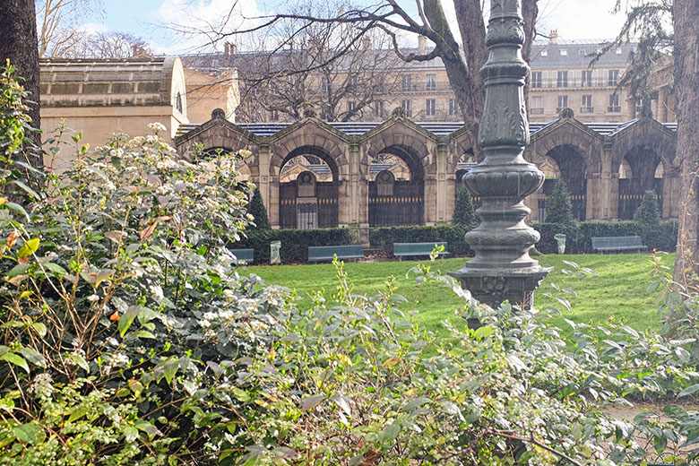 Sun shower by the 'Square Louis XVI'