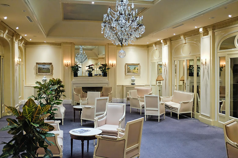 Lounge in the 'Hôtel Saint Petersbourg'