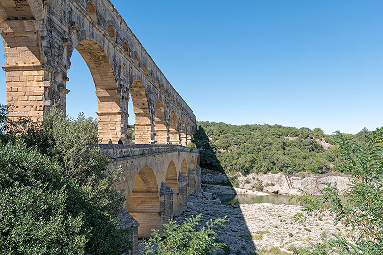 On the right bank of the Gardon