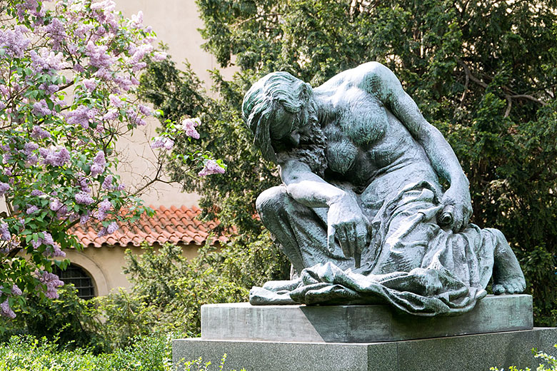 Statue outside the Spanish Synagogue