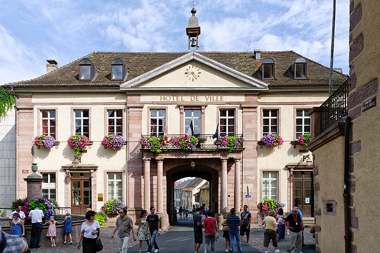 The 'Hôtel de ville' is just a fancy 'Mairie' (city hall)