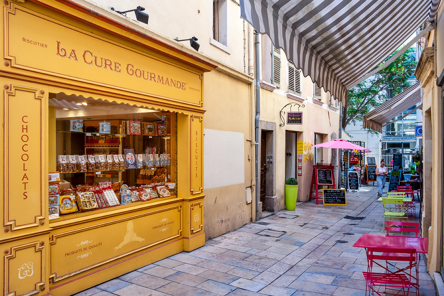 Tempting treats on the narrow 'rue Larmodieu'