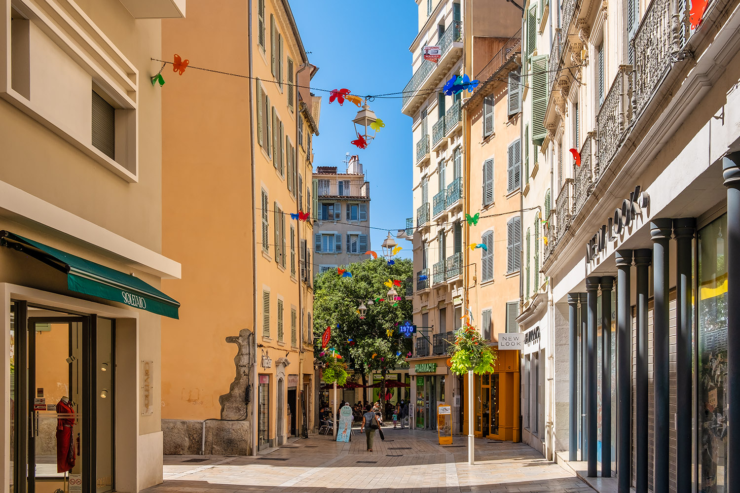 Strolling down the 'rue Hoche'