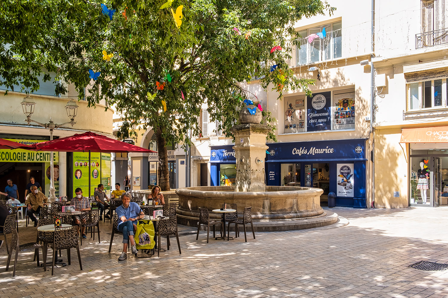 The 'place Camille Ledeau' and its beautiful fountain