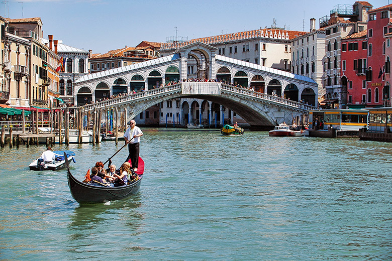 The majestic Rialto Bridge