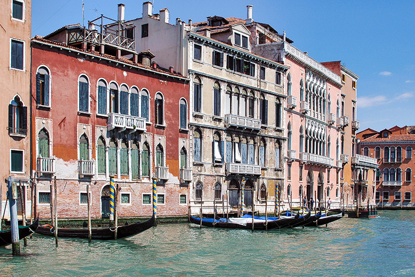 'Canale Grande' waterfront near the Rialto Bridge