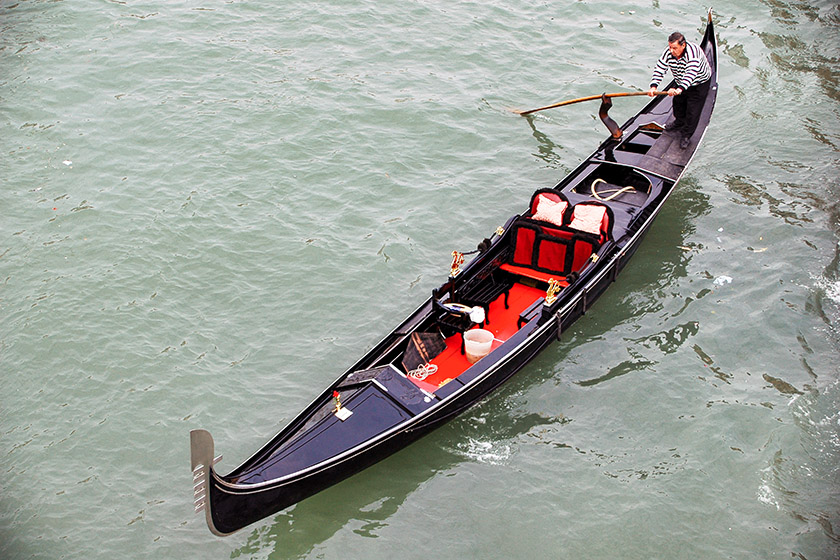 Controlling the one-oared gondolas is not a trivial task!