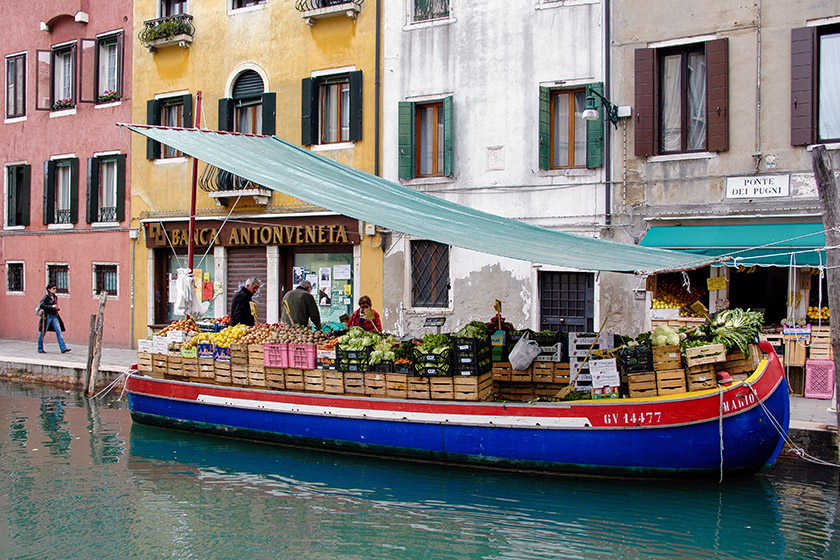 Floating fruit and vegetable store