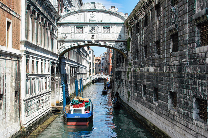 The famous 'Ponte de i Sospiri', or The Bride of Sighs