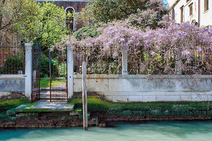 A small churchyard