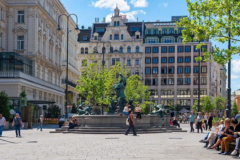 The Donnerbrunnen fountain on Neuer Markt