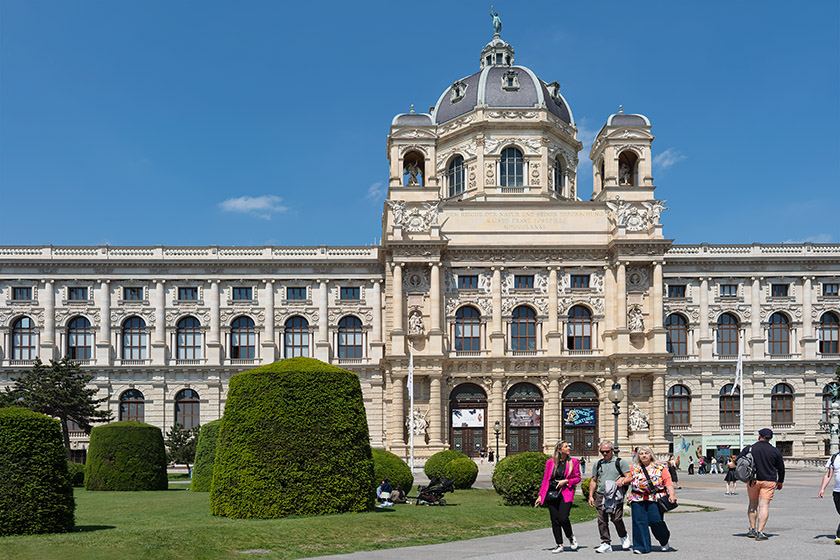 The main fa&ccedil;ade of the Natural History Museum